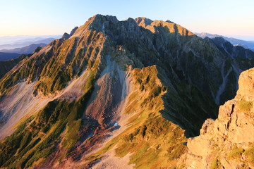 北アルプス　槍穂高連峰大キレット縦走　南岳獅子鼻からの景色　朝陽に映える大キレット縦走路と北穂高岳