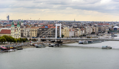 Fototapeta premium Panoramic view of the old town and the Danube River in autumn in Budapest, Hungary.
