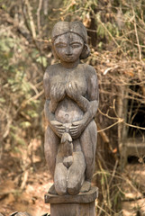 Fototapeta na wymiar statue de la fertilité croyance religieuse malgache, Parc National de Kirindy, Madagascar