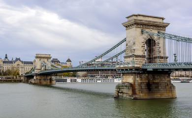 Obraz premium The Chain Bridge Szechenyi Lanchid in Budapest. Budapest, Hungary.