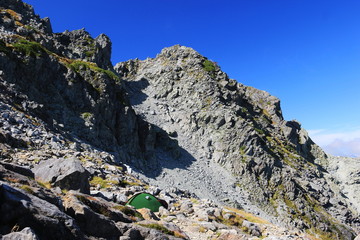 北アルプス　槍穂高連峰縦走　北穂高岳南峰テント場から北穂高岳北峰山頂を望む
