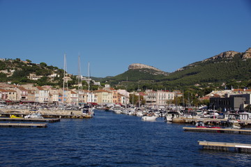 Fototapeta na wymiar Le port de Cassis depuis la mer