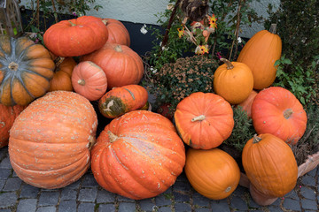 pumpkins before a house as a decoration