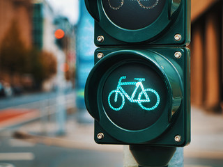 Die Ampel für Fahrräderl steht auf grün - das verkehrsmittel deer Zukunft