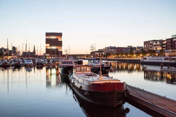 Foto op Plexiglas Nachtmening van modern Eilandje-gebied en haven in Antwerpen, België. Klein eilanddistrict en zeilende marine bij zonsondergang. Populaire reisbestemming en toeristische attractie © kite_rin