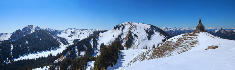 Aussichtspanorama am Wallberg, Blick zum Setzberg und Kapelle. Winter in Oberbayern
