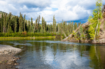 Fototapeta na wymiar traumhafte Flusslandschaft am Big Salmon River - im Yukon Gebiet gibt es eine Vielzahl von Möglichkeiten für Kanutouren. Der Big Salmon River bietet wenig Schwierigkeiten und ist leicht erreichbar