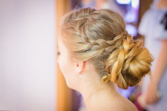 The bride is doing the hairstyle for the wedding. Hair styling for the wedding ceremony.
