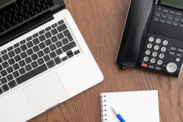 Notebook und Telefon von oben