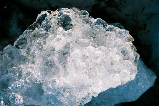 Jahrhunderte altes sauberes Gletschereis - zur Zeit der Entstehung gab es noch keine Umweltverschmutzung, weshalb das Eis bei Whiskytrinkern und Liebhabern vion Cocktails sehr beliebt ist