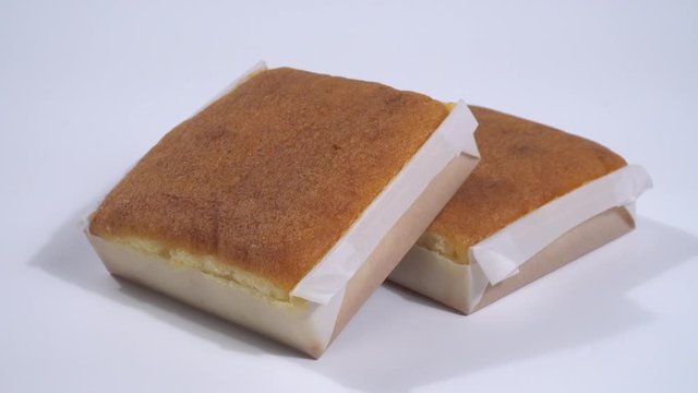 Sobaos sobre fondo blanco, desayuno