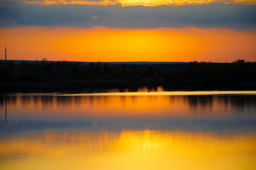 Obraz premium orange sunset on a blue lake