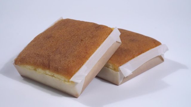 Sobaos sobre fondo blanco, desayuno