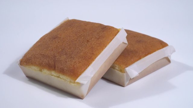 Sobaos sobre fondo blanco, desayuno