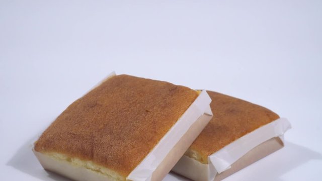 Sobaos sobre fondo blanco, desayuno