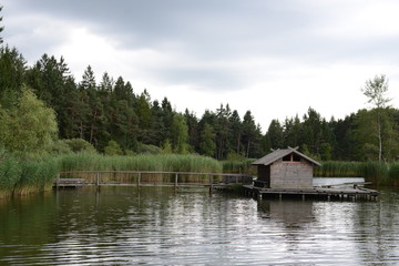 Fototapeta na wymiar La baracca sul lago