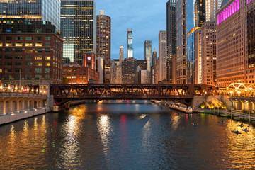 Fototapeta premium Chicago wieczorem panoramę miasta most nad rzeką budynki