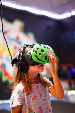 Kind mit virtual reality Brille