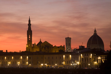 Fototapeta na wymiar Italia, Firenze, la città e il fiume Arno al tramonto.