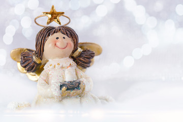 Sitzender Weihnachtsengel mit Textfreiraum