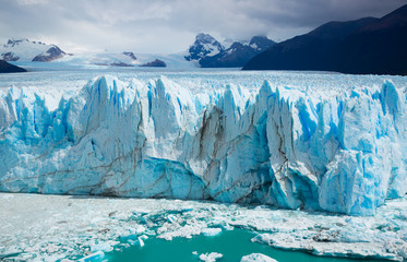 Vertical edge of glacier Perito Moreno - obrazy, fototapety, plakaty