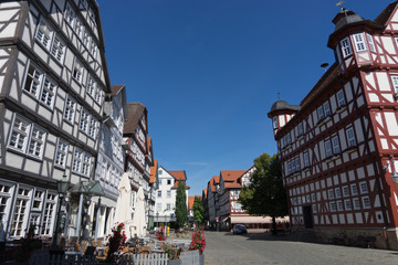 Obraz premium Rathaus und historische Fachwerkhäuser in Melsungen