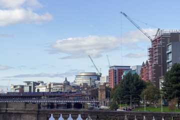 Obraz premium Glasgow buildings and cranes cityscape and skyline