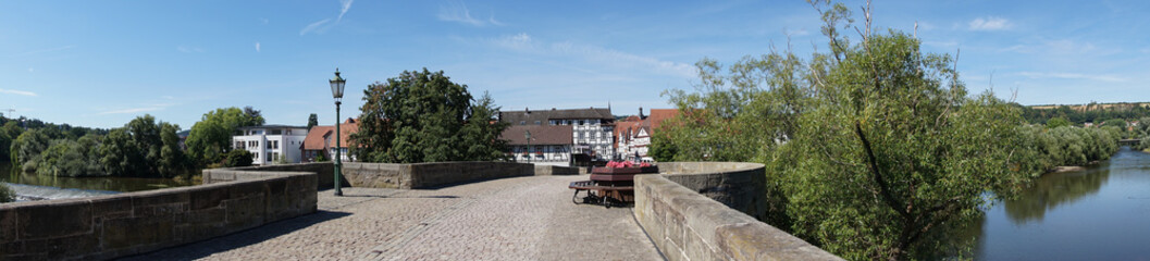 Fototapeta na wymiar Blick von der Bartenwetzerbrücke auf die historische Altstadt / Melsungen