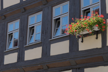 Fototapeta na wymiar Historisches Fachwerkhaus mit Blumenkasten