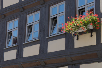 Historisches Fachwerkhaus mit Blumenkasten
