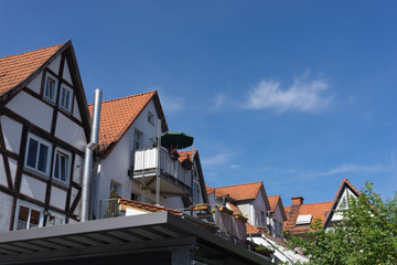 Architektur nach Maß - Dachgiebel inmitten von alten Fachwerkhäusern