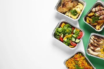 Foto op Aluminium Eten Lunchboxen op kleurentafel, plat gelegd. Gezond eten bezorgen