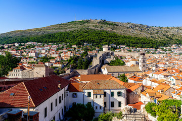 Obraz premium A view to the old town of Dubrovnik and its wall