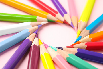 Naklejka premium Composition with color pencils on pink background, closeup