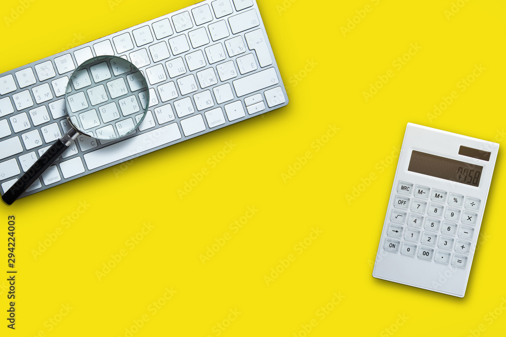 Aufkleber calculator with magnifier on keyboard