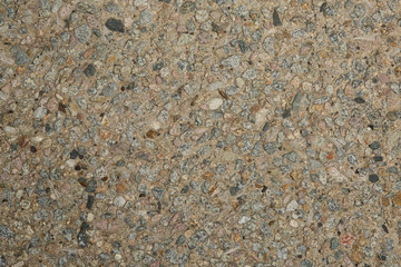 Gros plan texture béton désactivé avec graviers gris, noir et couleur