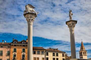 uralte säulen auf der piazza dei signori in vicenza, italien