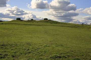 Szeroka panorama zielonego wzgórza z widocznymi kopułami pancernymi bunkrów MRU © qrrr