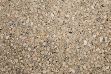 Gros plan texture béton désactivé avec graviers gris, noir et couleur