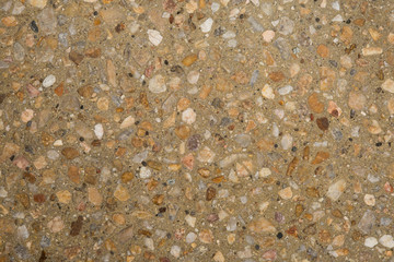 Texture béton désactivé en gros plan avec graviers blanc clair et gris foncé et couleur