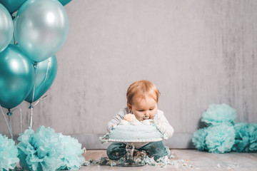Cake smash kleines Kind BabyTorte essen Dekoration - Variation 2