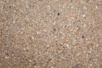 Texture b&eacute;ton d&eacute;sactiv&eacute; en gros plan avec graviers blanc clair et gris fonc&eacute; et couleur