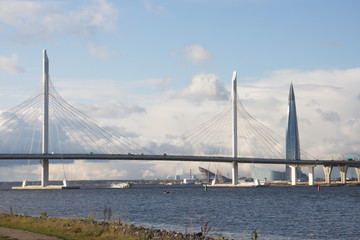 Obraz premium Cable-stayed bridge over a large river on a sunny day