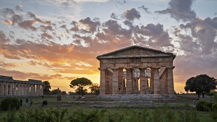 Fototapeta na wymiar Paestum al tramonto