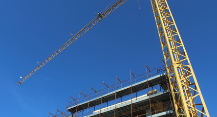 Cantiere edile - gru e ponteggio