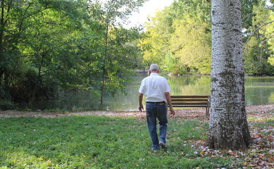 Anziano solitario al parco - solitudine