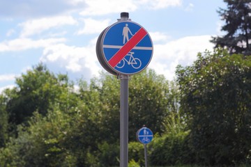Sign indicating the end and the beginning of pedestrian zone in a park.