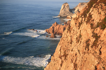 Obraz premium Waves and cliffs on Cabo da Roca, Portugal.