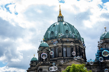 Berliner Dom mit Seifenblasen © DEN