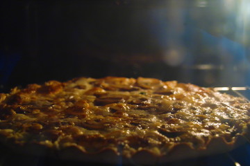 Knusprig gebackene Pizza